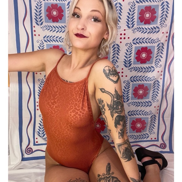 Nasty Gal Low back bodysuit - Picture 3 of 3